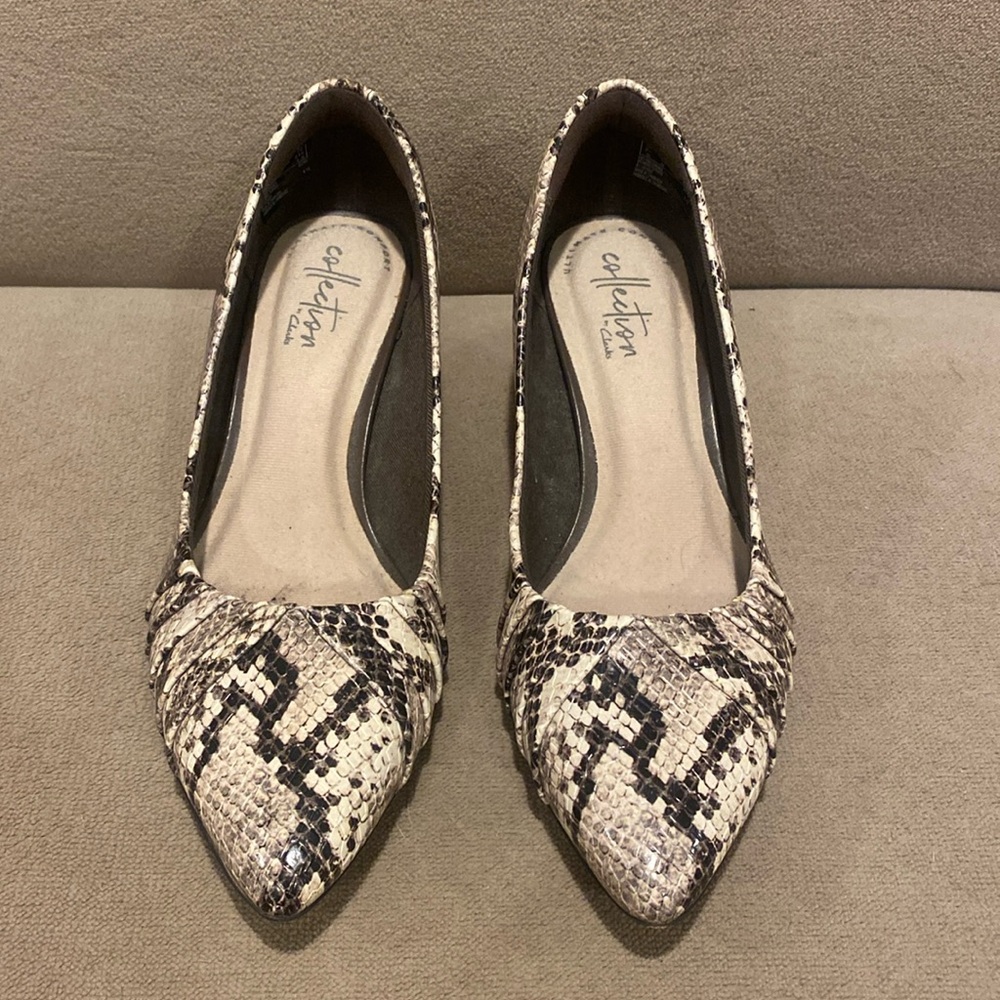 Clarks Heels Snakeskin Reptile Pumps Womens size 5 small kitten heel 2 inches